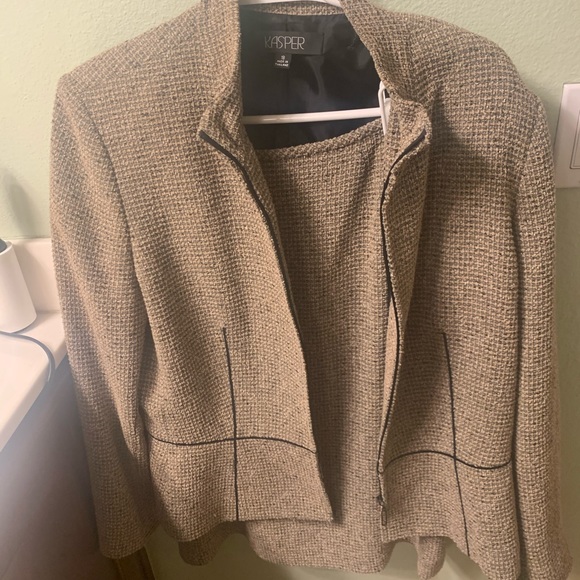 Suit - Picture 4 of 6